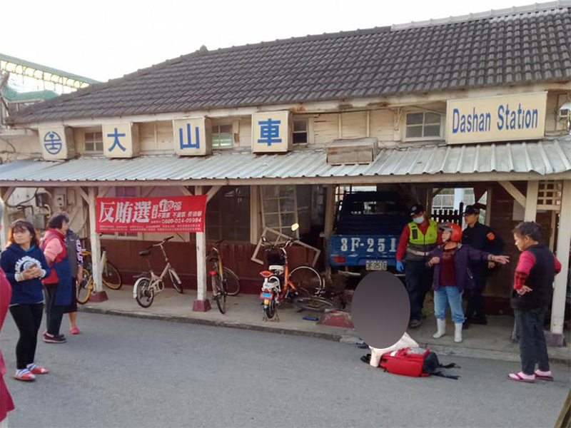 ▲位於苗栗後龍具有近百年歷史的大山車站，因不明原因遭一台小貨車衝撞闖入，造成車站候車室半毀。（圖／翻攝自台鐵臉書）