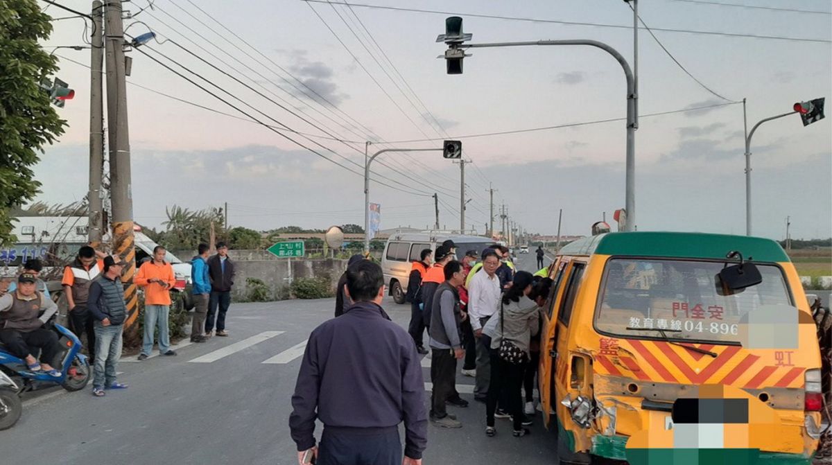 ▲一輛娃娃車在彰化大城鄉疑遭一輛箱型休旅車追撞，家長聞訊都趕到現場了解。（圖／記者陳雅芳翻攝，2019.12.23）