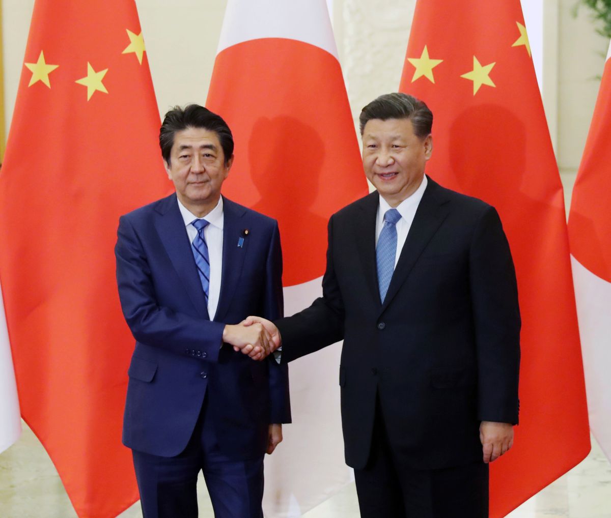 ▲日本首相安倍晉三與中國國家主席習近平， 23 日於北京人民大會堂進行會談。（圖／美聯社／達志影像）