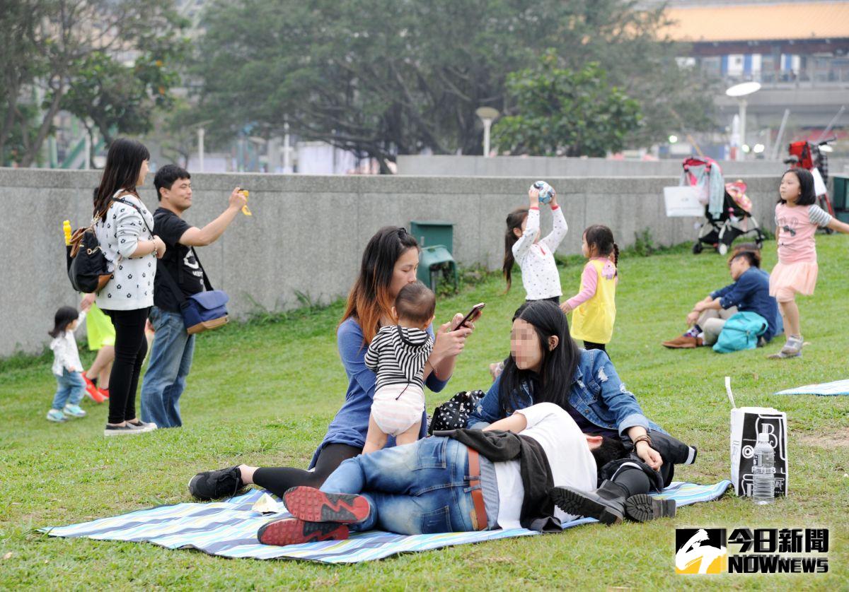 ▲中央氣象局指出，今（7）日鋒面位於臺灣北部海面，馬祖有局部短暫陣雨或雷雨，臺灣東半部地區及金門有局部短暫陣雨，午後大臺北地區及西半部山區有局部短暫雷陣雨，其他地區及澎湖為多雲到晴（圖／NOWnews資料圖片）