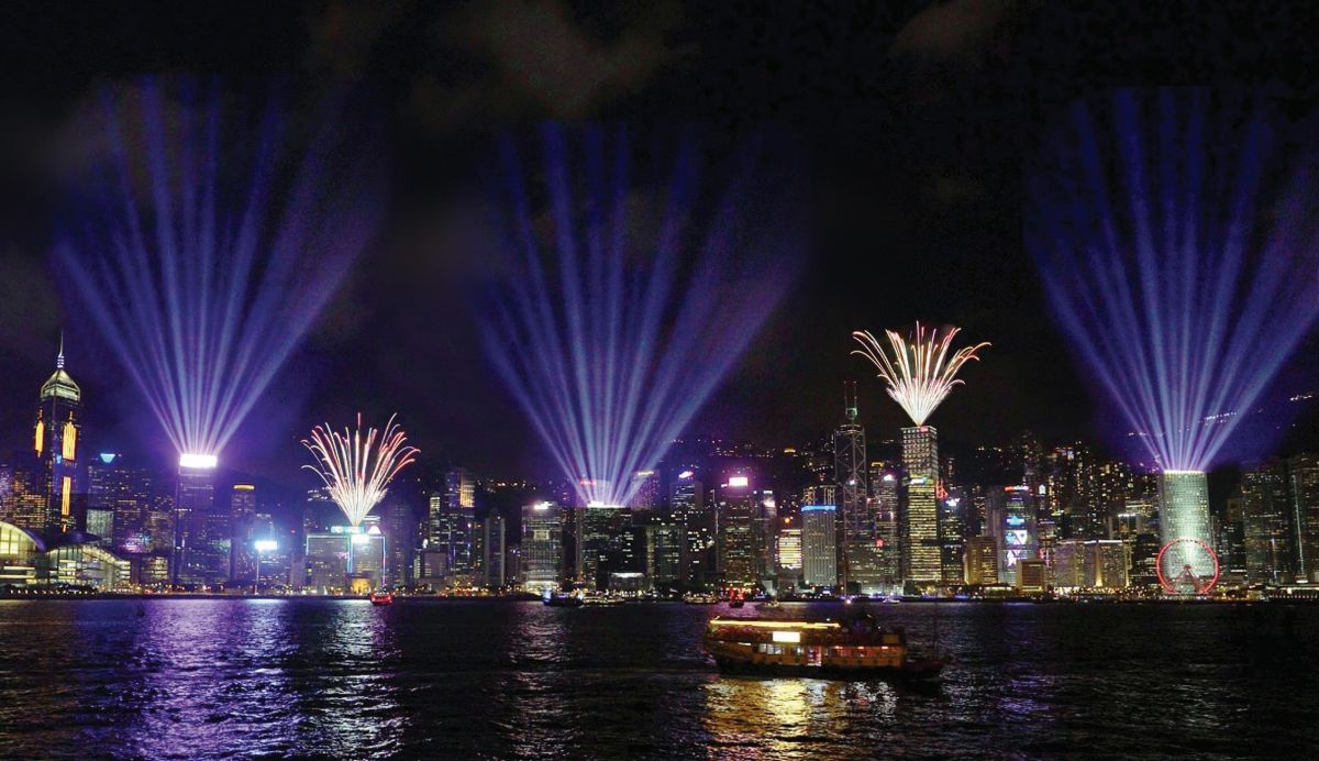 ▲今年香港維港跨年煙火秀確定取消，改成加強版「幻彩詠香江」光雕秀陪民眾倒數，同時還舉辦「香港跨年倒數大抽獎」，最大獎可獲得不限航點機票。（圖／香港旅遊發展局）