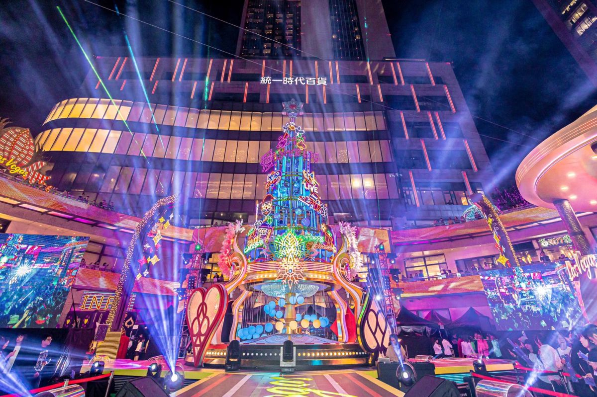 ▲統一時代百貨台北店今（24）日平安夜邀請歌手開唱，元旦當天推出300個限量日系福袋。（圖／統一時代百貨台北店提供）