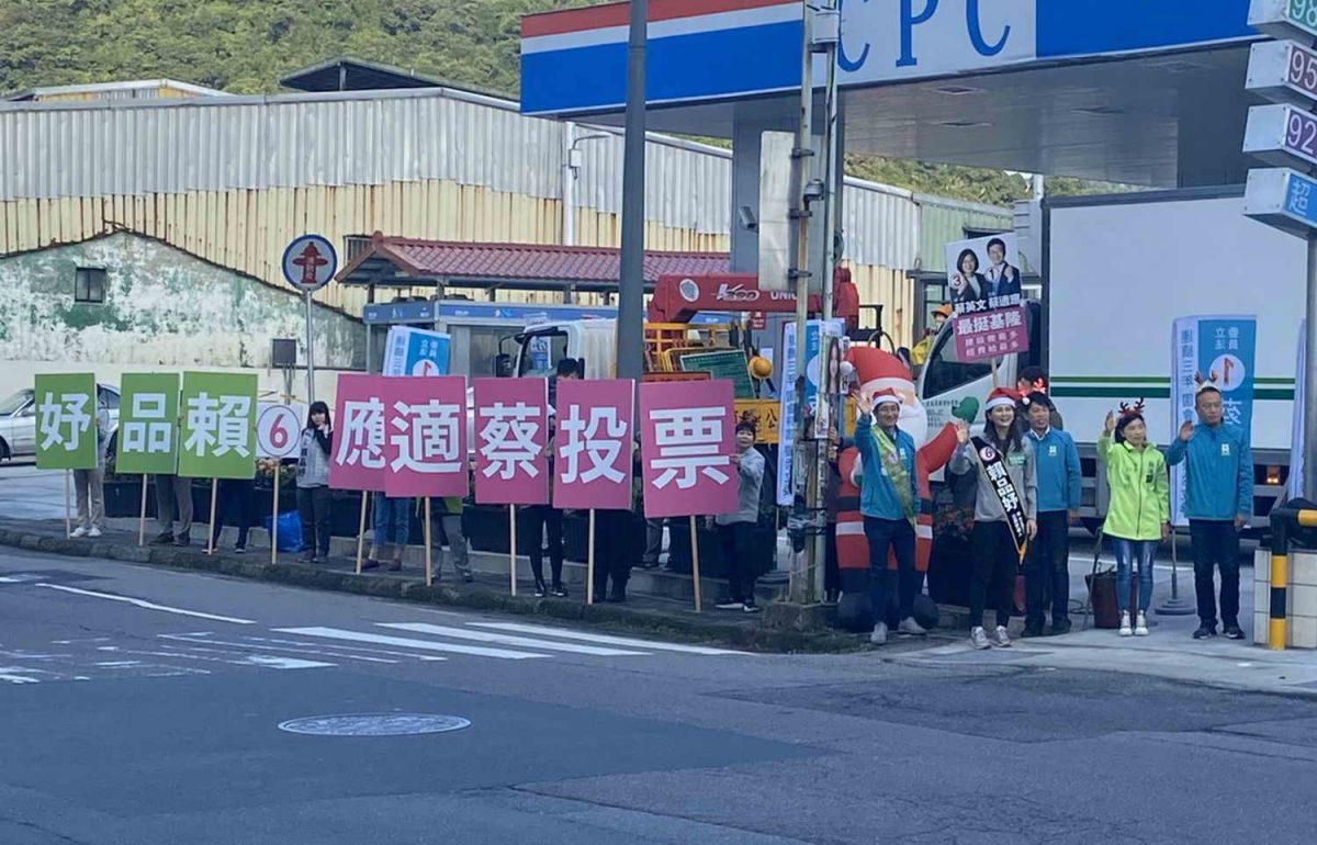 ▲蔡適應、賴品妤今日選擇在2人選區交界的基隆暖暖區、四腳亭的路口拜票。（圖／立委蔡適應辦公室提供）