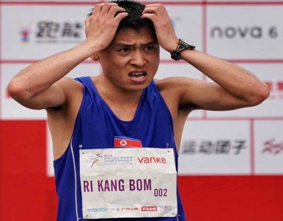 ▲北韓 1 名選手， 22 日在大陸東菀馬拉松比賽中，因不小心跟著轉播車跑錯路，痛失冠軍。（圖／翻攝自澎湃新聞微博）