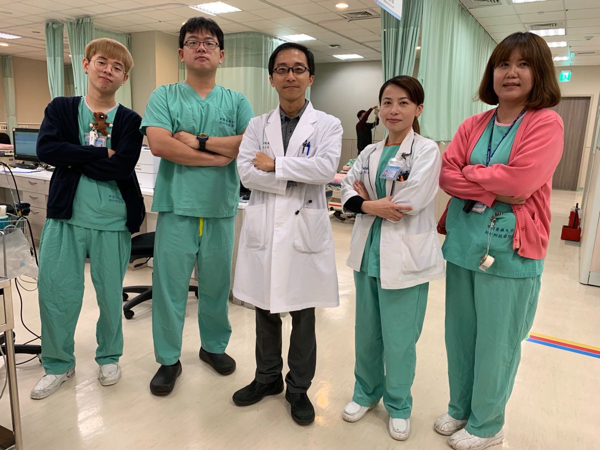 ▲急診室主任游俊豪（右三）指出，天氣變化導致心血管疾病患者激增，急診科與心臟外科團隊近日合作搶救數名心跳休止患者。（圖／中醫大新竹附醫提供）