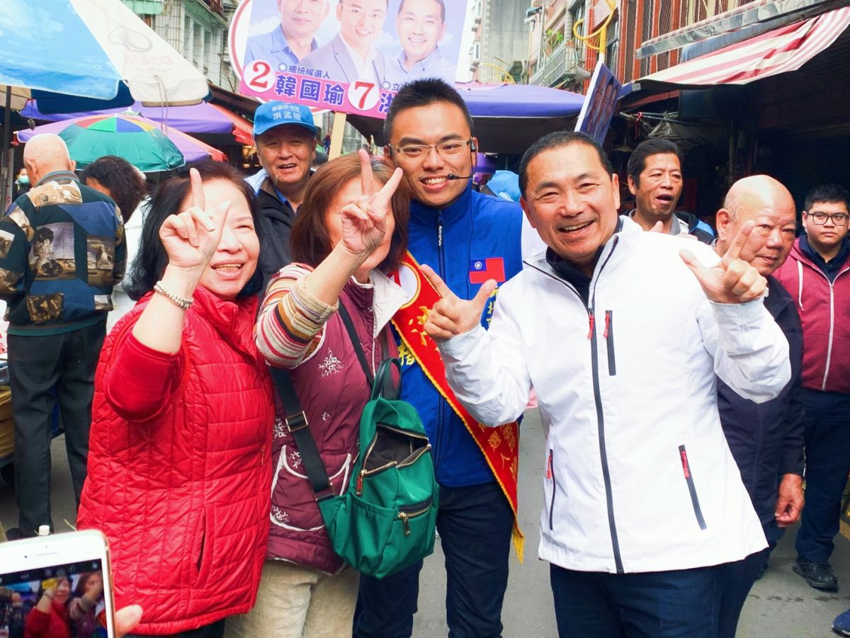▲新北市長侯友宜今（24）日請假1小時，為第一選區立委候選人洪孟楷掃街輔選，這是他平日輔選的首站。（圖／記者宋原彰攝，2019.12.24）