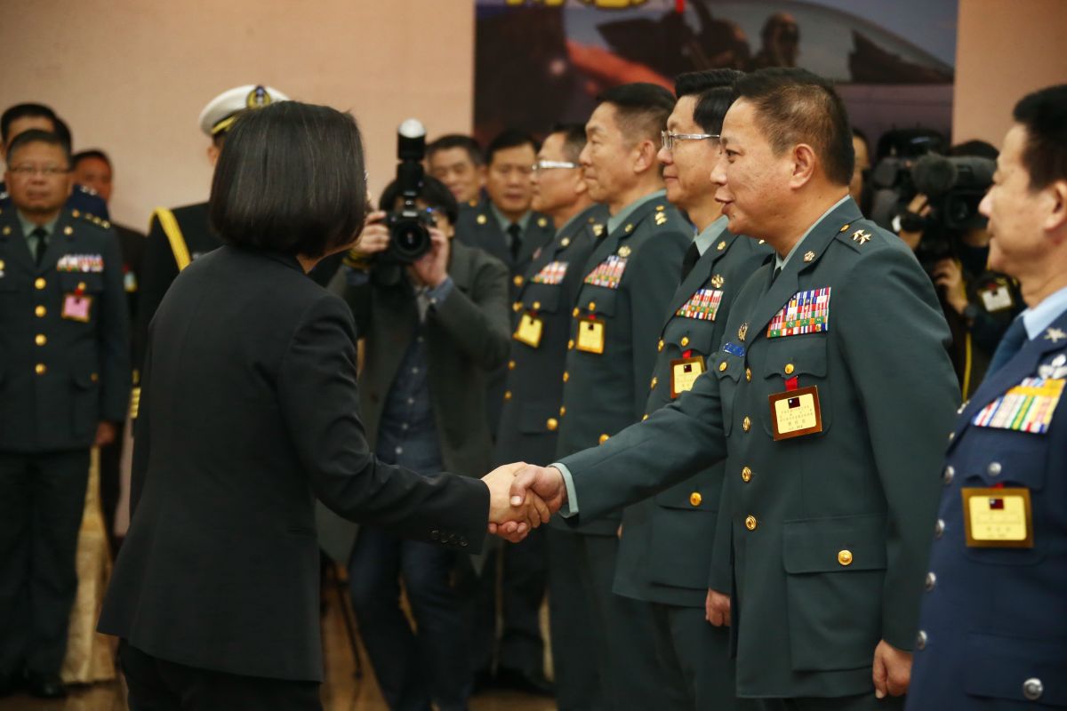 ▲蔡英文總統24日出席國軍109年上半年將官晉任典禮，並向晉任將官逐一親自道賀。（圖／軍聞社提供, 2019.12.24）