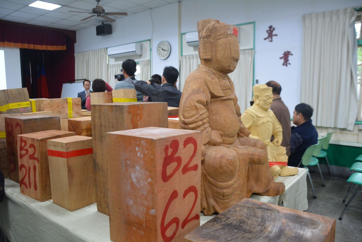 ▲起獲的部份珍貴林木及佛像藝品半成品。（圖／記者郭政隆攝影2019.12.24）