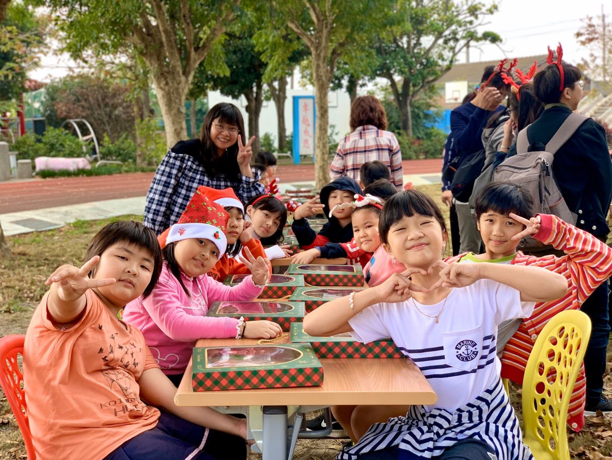 ▲臺中巿知名烘焙揪團送愛廣興國小，教導學童體驗手作糕點，品嘗美味的薑餅人，感受濃濃耶誕氛圍。（圖／記者陳雅芳攝，2019.12.24）