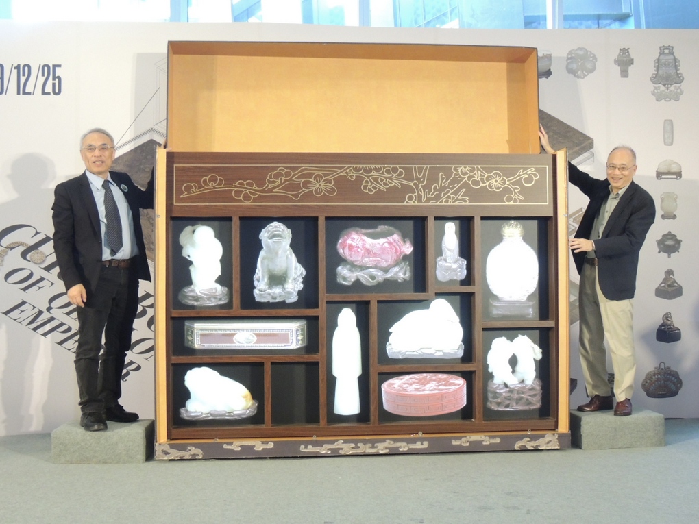 ▲故宮博物院長吳密察（右）隆重為「皇帝的多寶格」特展開箱，表示超人氣國寶的南下將為今年破百萬的參觀人次在年底前再增加一至二十萬人次。（圖／記者任禮清攝　2019.12.24）