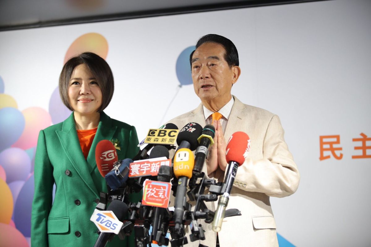 ▲親民黨總統候選人宋楚瑜24日上午在競總與全國12大身障團體代表座談，會前受訪。（圖／宋競辦提供, 2019.12.24）