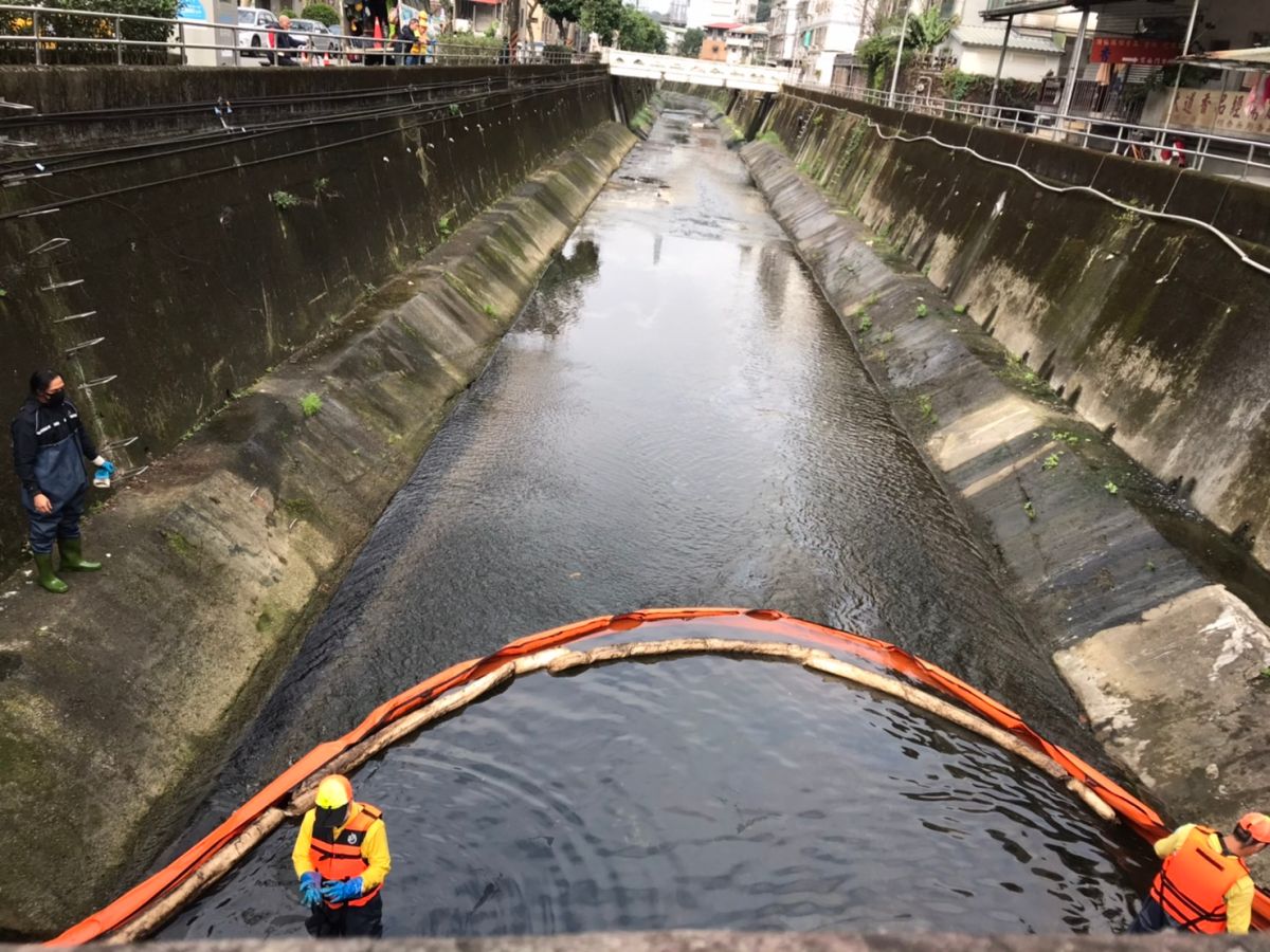 ▲台北市環保局布設攔油索阻卻油污擴散。（圖／台北市環保局提供）