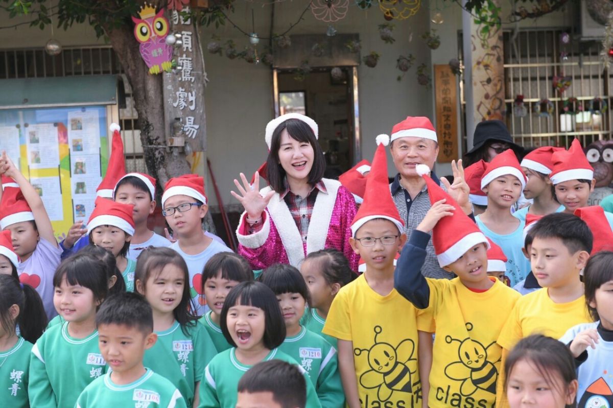 ▲謝言信謝林玉鶯基金會前往螺青國小報佳音，謝衣鳳說，即將過年了，希望同學們能將獎學金在下學期開學時用來添購文具與書籍。（圖／記者陳雅芳攝，2019.12.24）