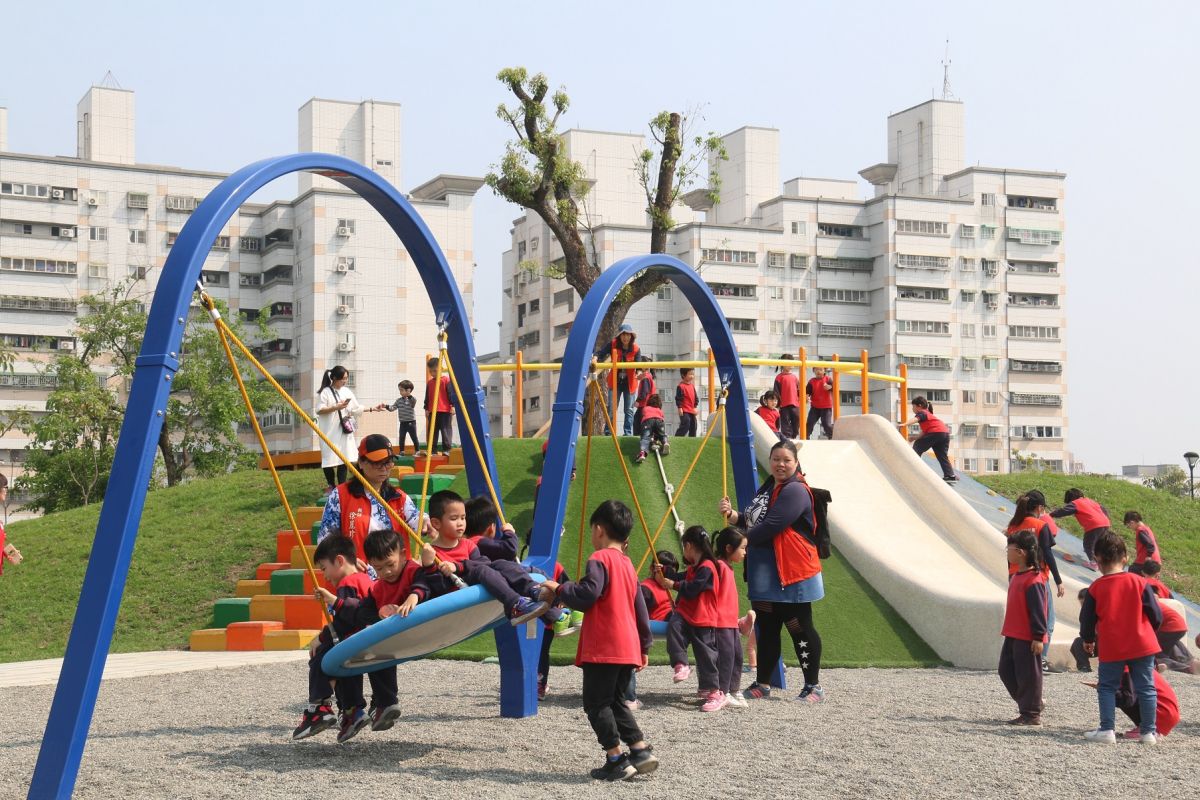 ▲斗六假日人文市集，藝術水岸園區成為市民假日「溜小孩」首選。（圖／記者蘇榮泉攝，2019.12.24）