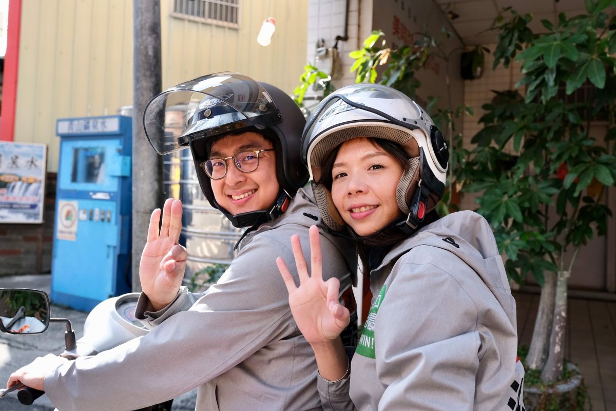 ▲立委候選人洪慈庸與先生卓冠廷一同騎歐兜邁「追垃圾車」，加強和平常較接觸不到的民眾互動。 (圖／柳榮俊翻攝2019.12.24)