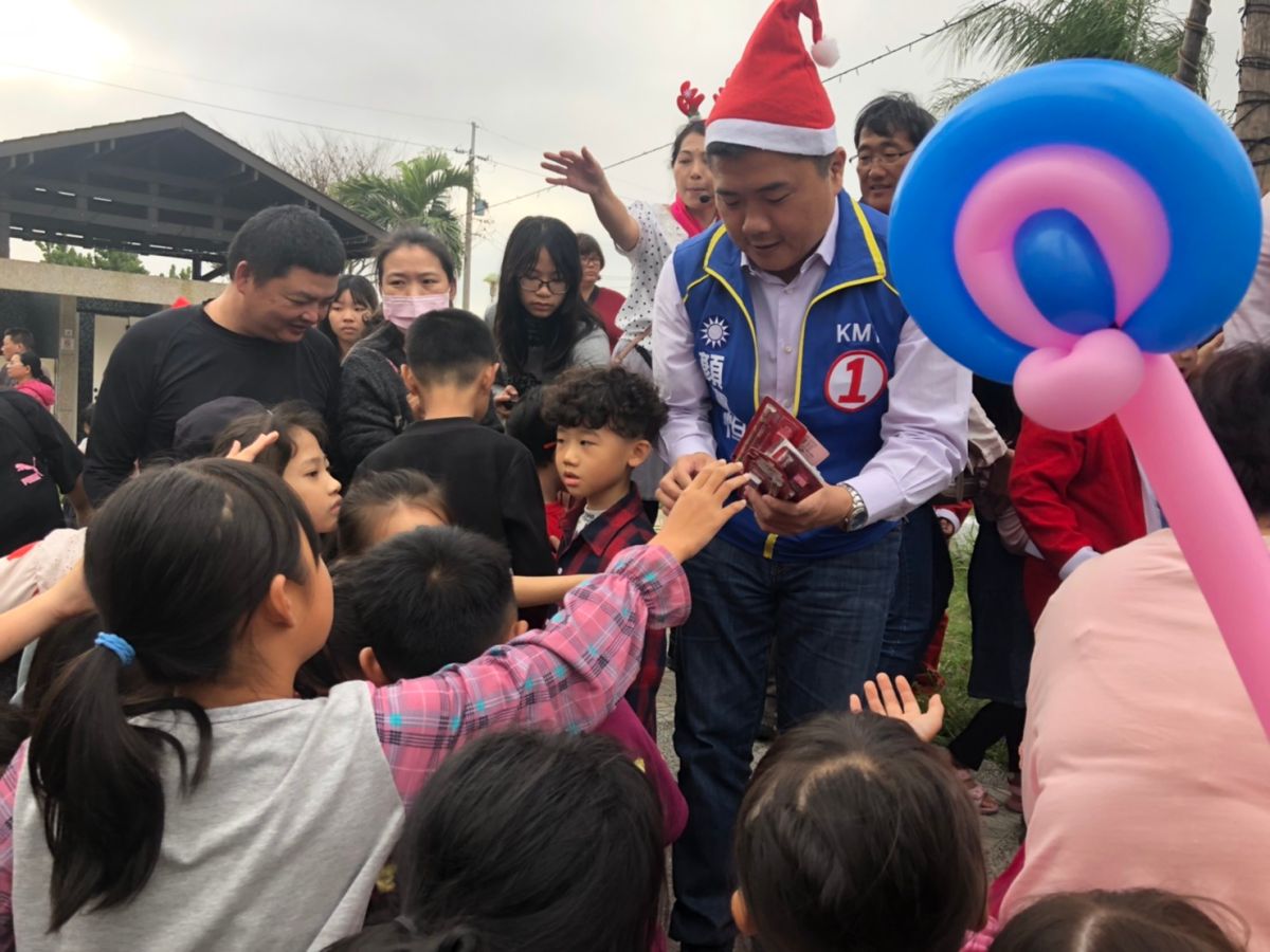 ▲立委候選人顏寬恒戴上耶誕帽，扮起耶誕老人，發送糖果給小朋友。 (圖／顏寬恒服務處提供2019.12.24)