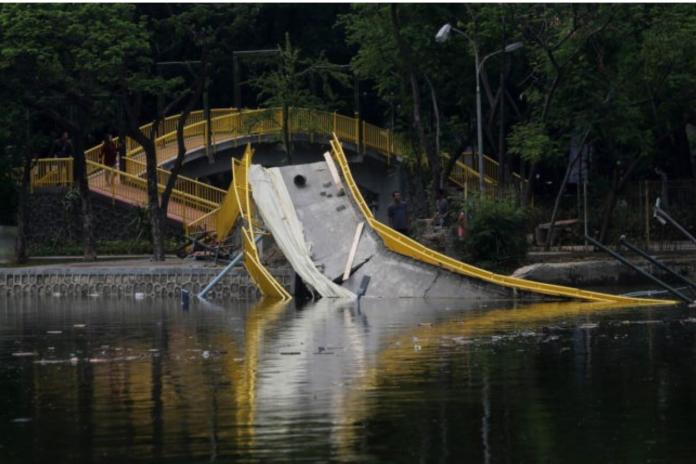 一座位於雅加達中區22.3公頃克馬約拉城市森林(Kemayoran Urban Forest)的跨湖大橋，在21日開放園區後隔天，就轟然倒塌。（圖／雅加達郵報）