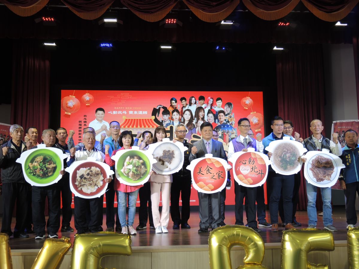 ▲北斗鎮長李玄先開鍋蓋啟動2020古都北斗推展地方美食觀光產業活動。（圖／記者陳雅芳攝，2019.12.24）