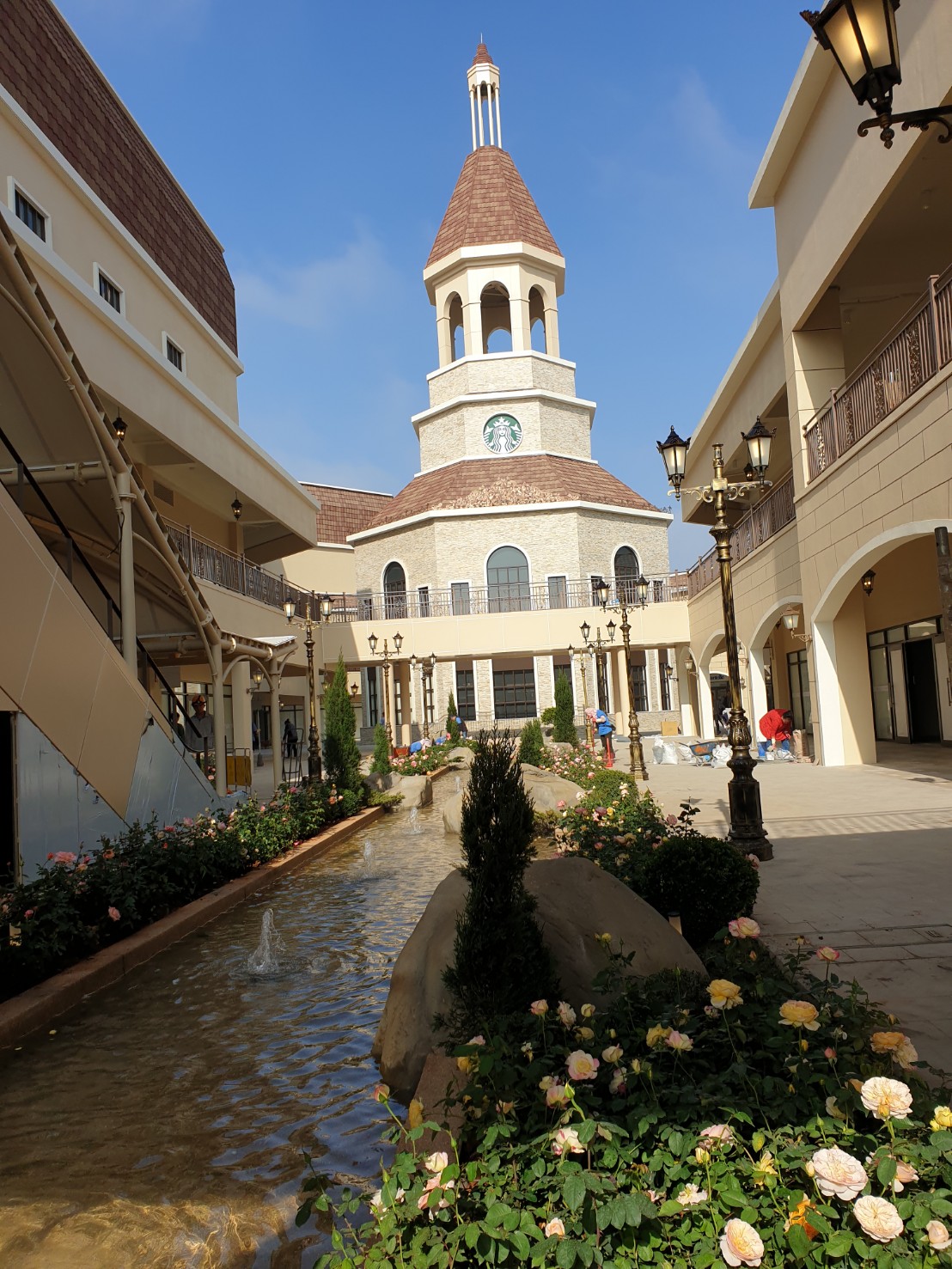 ▲斥資30億元打造的麗寶Outlet Mall二期商場，以義大利避暑勝地「科莫湖」為設計概念，全區暖黃米色，讓人彷如走進歐洲童話小鎮，明天試營運。（圖／金武鳳攝，2019.12.24)
