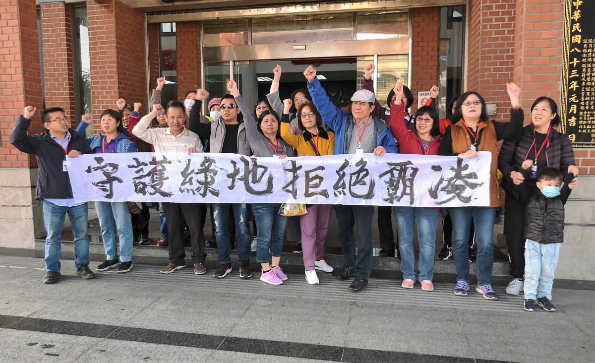 ▲不滿縣議會橫搶共融式公園用地蓋新議政大樓，金城鎮民上午前往議會拉白布條抗議。（圖／蔡若喬攝, 2019.12.24）