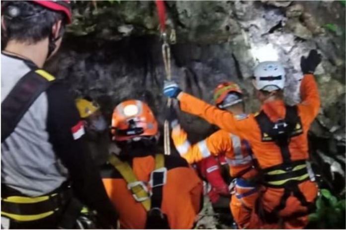 3名大學生身亡 8名大學生因大雨受困30公尺深印尼洞穴
