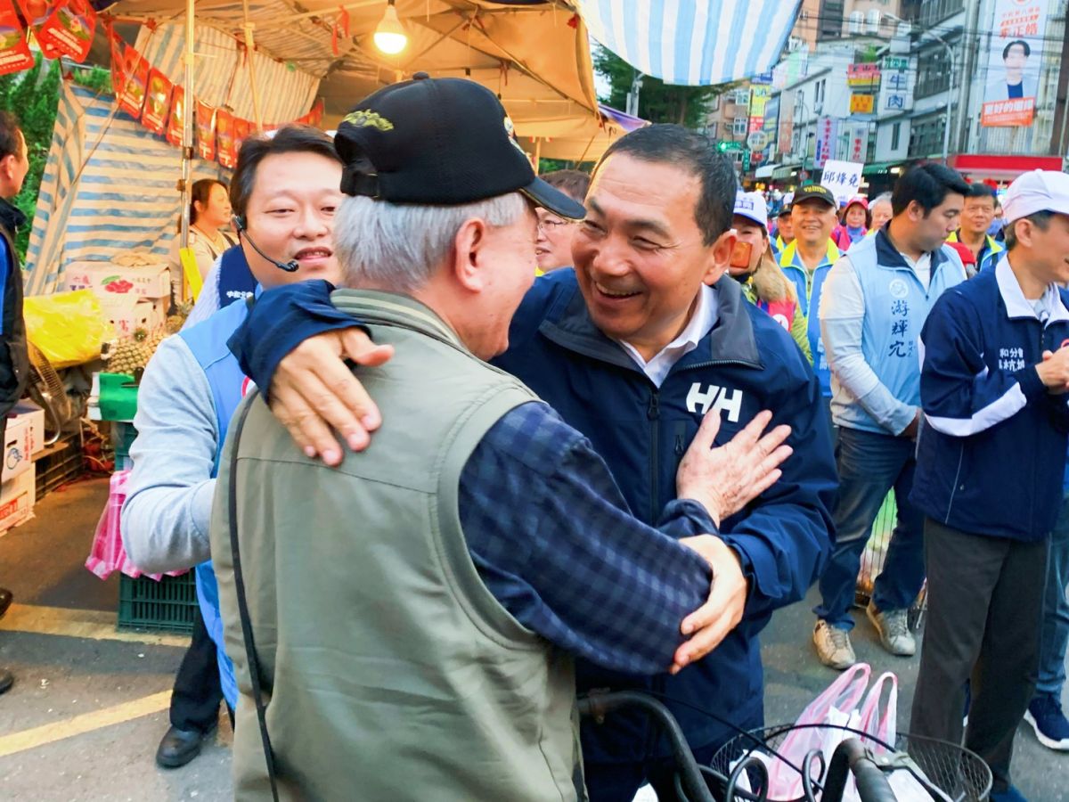 ▲新北市長侯友宜今（24）早結束輔選行程後，下午再利用市政行程空檔、請假1小時，為第八選區立委候選人邱烽堯掃街拜票。（圖／記者宋原彰攝，2019.12.24）