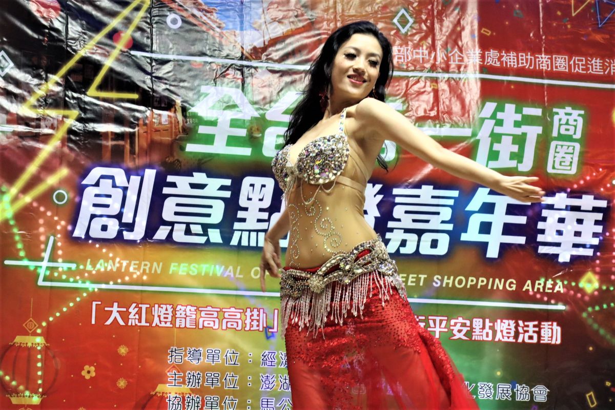 ▲馬公市中央街「大紅燈籠高高掛」點燈儀式，在知名的肚皮舞老師黃春梅精采的舞蹈表演下揭開序幕。（圖／記者張塵攝，2019.12.24）