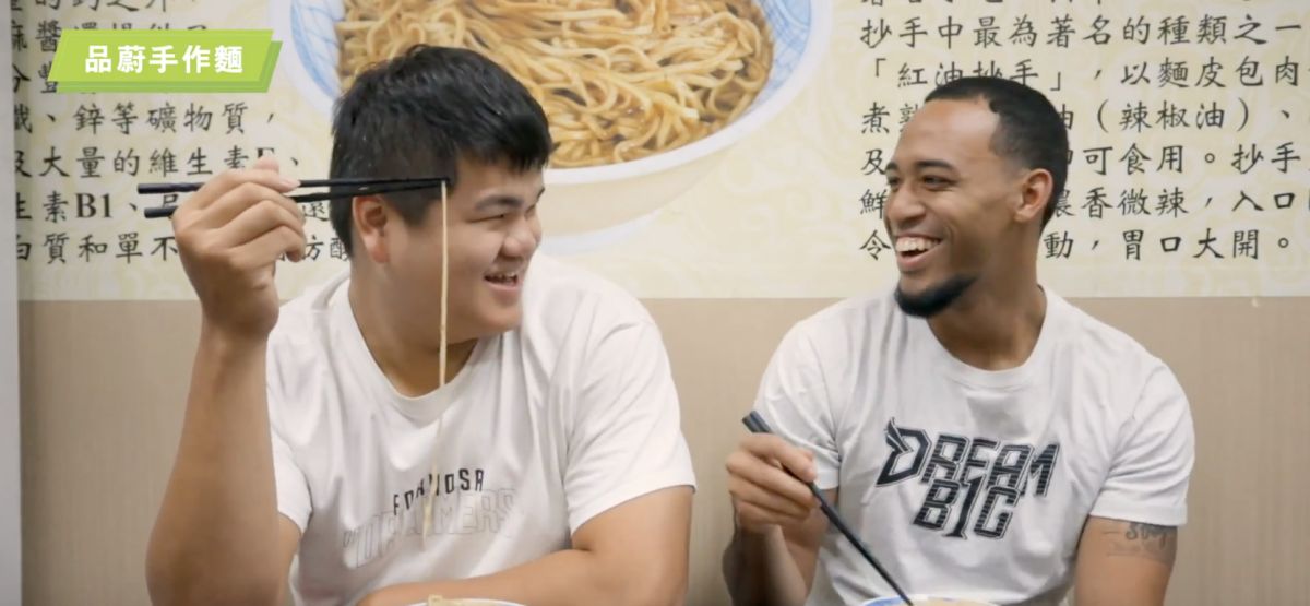 王柏智、錢肯尼大啖彰化美食。（圖／夢想家提供）