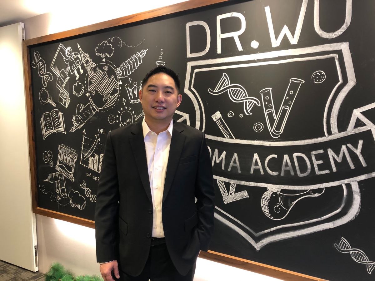 展望明年，達爾膚董事長吳奕叡表示，將落實幹細胞研究，推出頂級、高端醫美護膚品牌（圖／記者劉雅文拍攝）