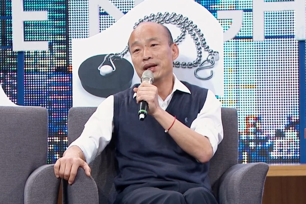 ▲國民黨總統候選人、高雄市長韓國瑜，接受網路脫口秀節目《博恩夜夜秀》專訪時，對高雄市民致歉。（圖／翻攝《博恩夜夜秀》）