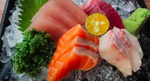 生魚片放冰箱吃完燒39.6度！中年男罹腦膜炎　醫師：李斯特菌作祟