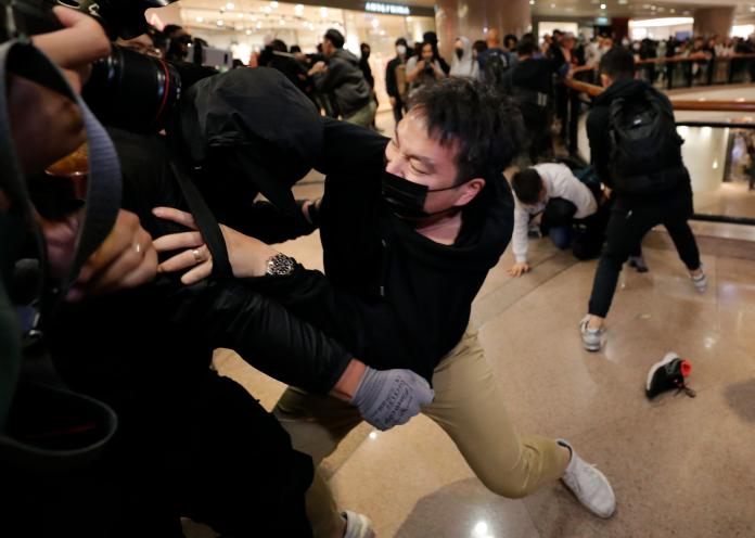 ▲香港平安夜多處爆發警民衝突。（圖／美聯社／達志影像）
