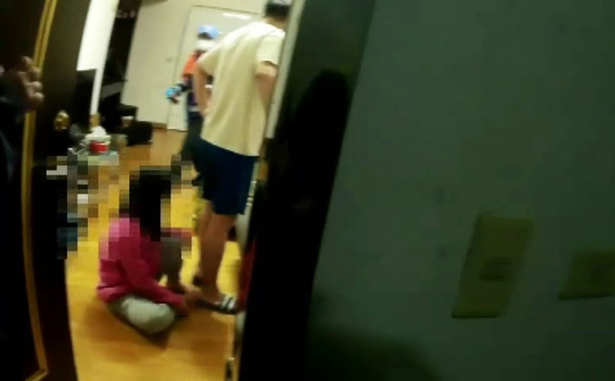 ▲桃園發生一起疑似使用熱水器未注意通風排氣，家中四人都出現頭暈癱軟的情況，還好緊急報警求助，警方才將全家四人救離現場送醫。（圖／桃園分局提供）