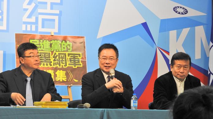 國民黨25日公布「民進黨網軍」相關證物，從左至右依序為：邱毅、蔡正元、張顯耀。( 圖 / 記者陳弘志攝 )