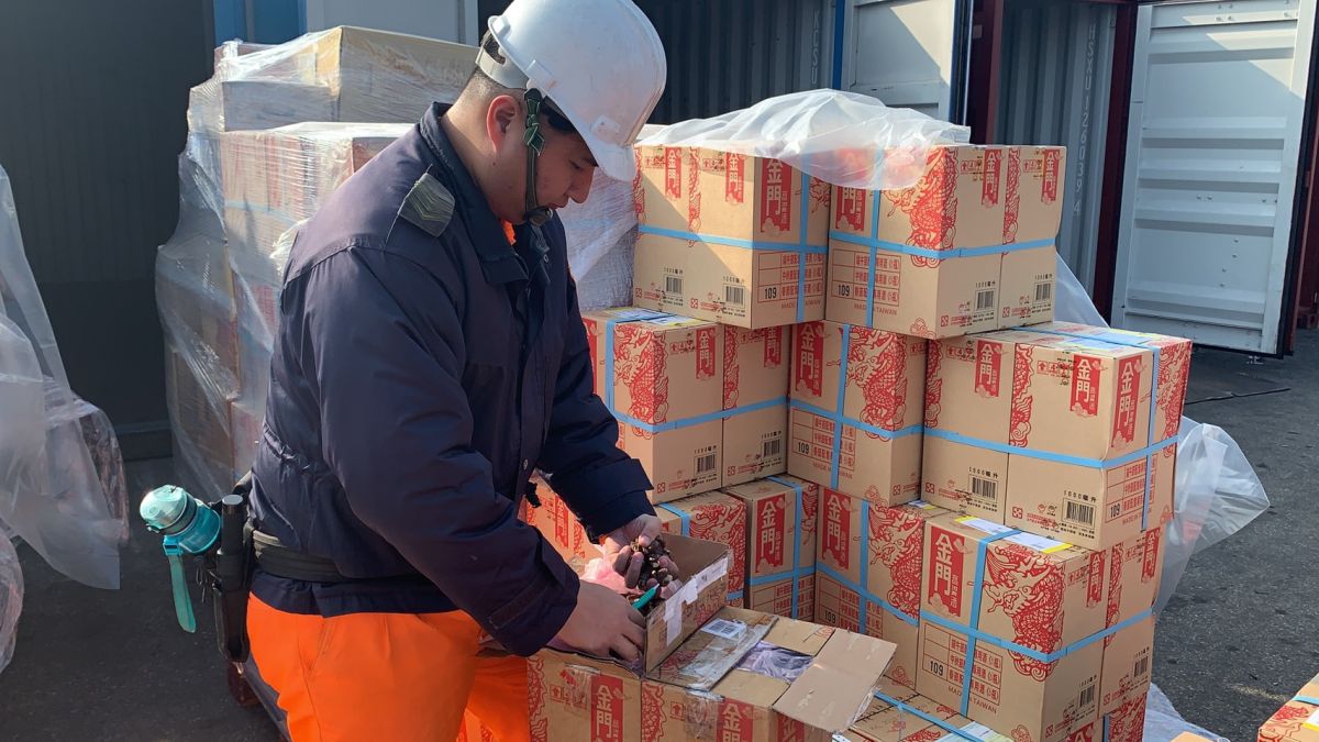 ▲第九岸巡隊查獲高粱酒紙箱藏匿大陸香菇及免稅香菸欲闖關輸台。（圖／第九岸巡隊提供）