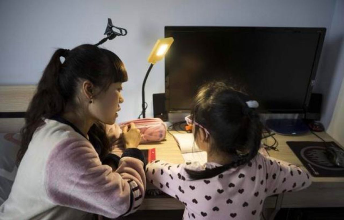 ▲中國大陸的家長對於老師的作業不滿，半夜在家長群組吵起來。（圖／截自今日頭條）