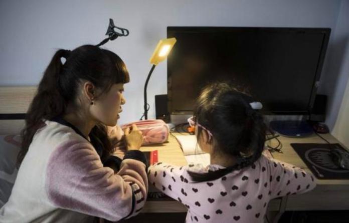 ▲中國大陸的家長對於老師的作業不滿，半夜在家長群組吵起來。（圖／截自今日頭條）