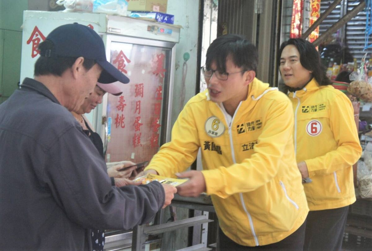 ▲身穿黃 色夾克的黃國昌，一現身就引起騷動，許多婆婆媽媽爭相與他合照，大受離島婦女的歡迎。（圖／記者張塵攝，2019.12.25）