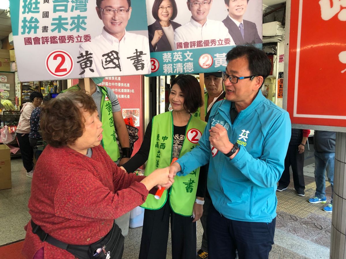 ▲民進黨不分區立委候選人主播林楚茵倍同立委黃國書前往第三市場徒步掃街拜票。 (圖／柳榮俊翻攝2019.12.25)