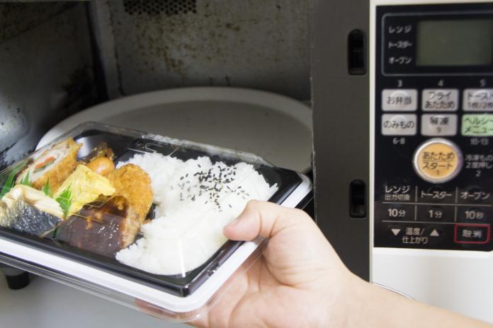 ▲在日本，想吃熱食的人，可能要自己拿去微波加熱。（示意圖，非當事便當／取自 photoAC ）