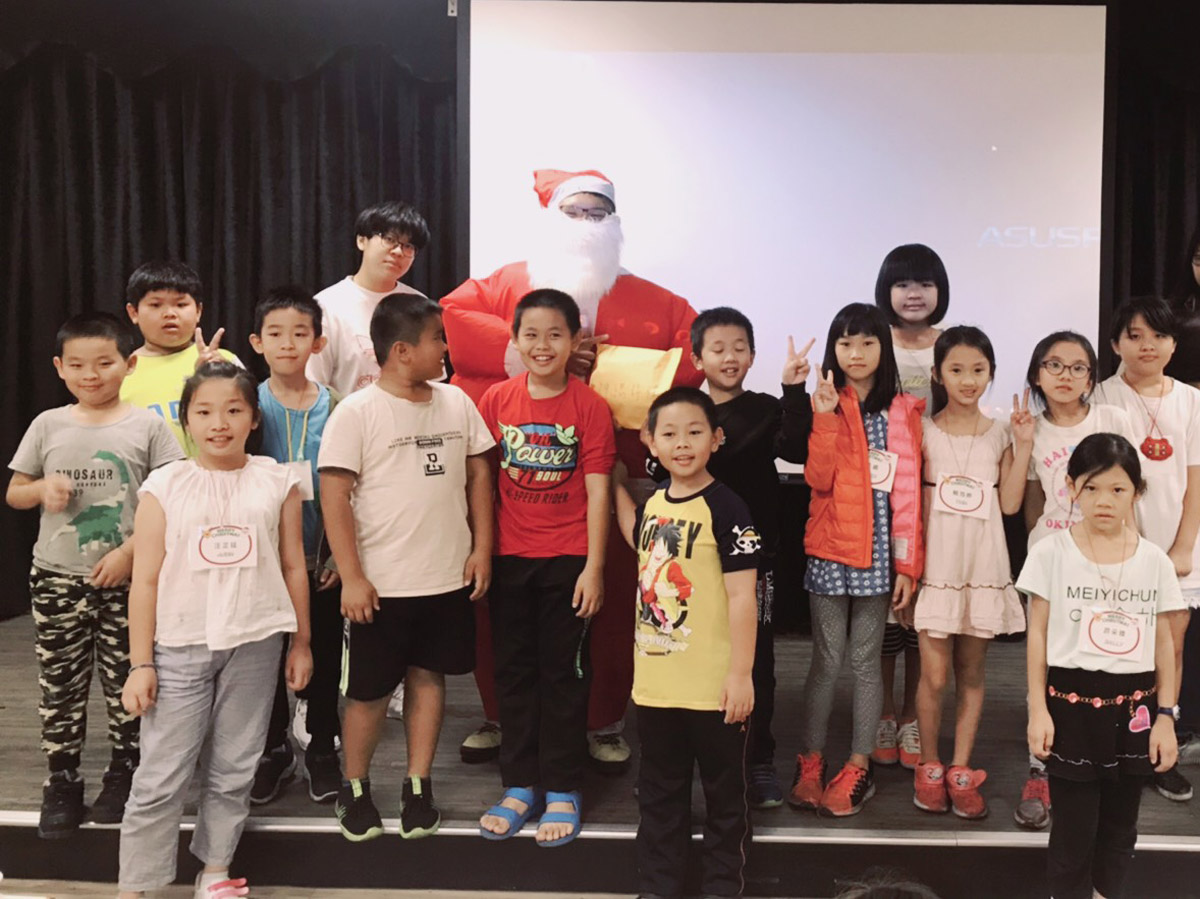 ▲小朋友參加扶英計畫的一日英語營，開心粘著聖誕老人。（圖／記者陳雅芳攝，2019.12.25）
