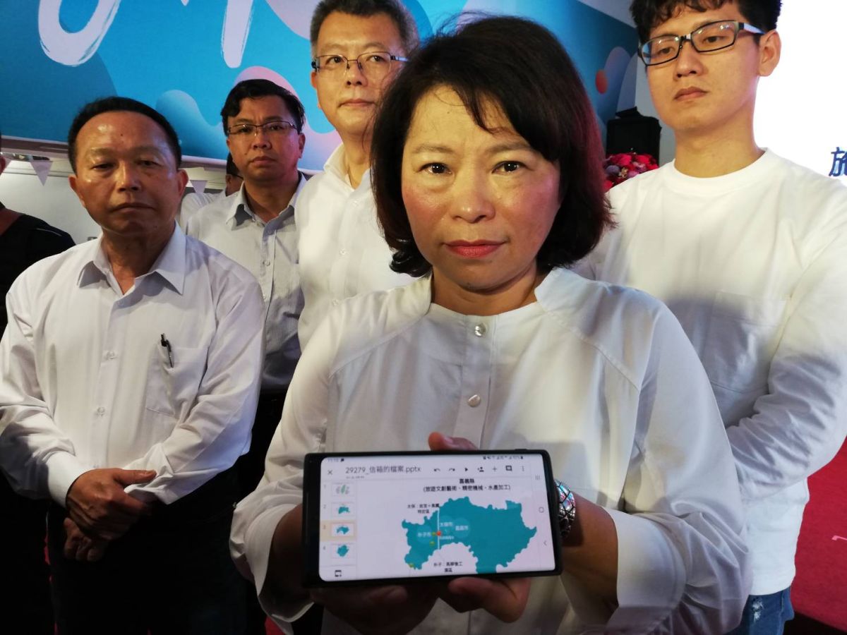 黃敏惠含淚表示，「我們該哭ㄟ，看到大南方計畫獨漏嘉義巿，還能多說什麼，無言，我們是模範生，應該受到獎勵而不是懲罰，為什麼漏掉我們。」（圖/記者邱嘉琪攝，2019.12.25）