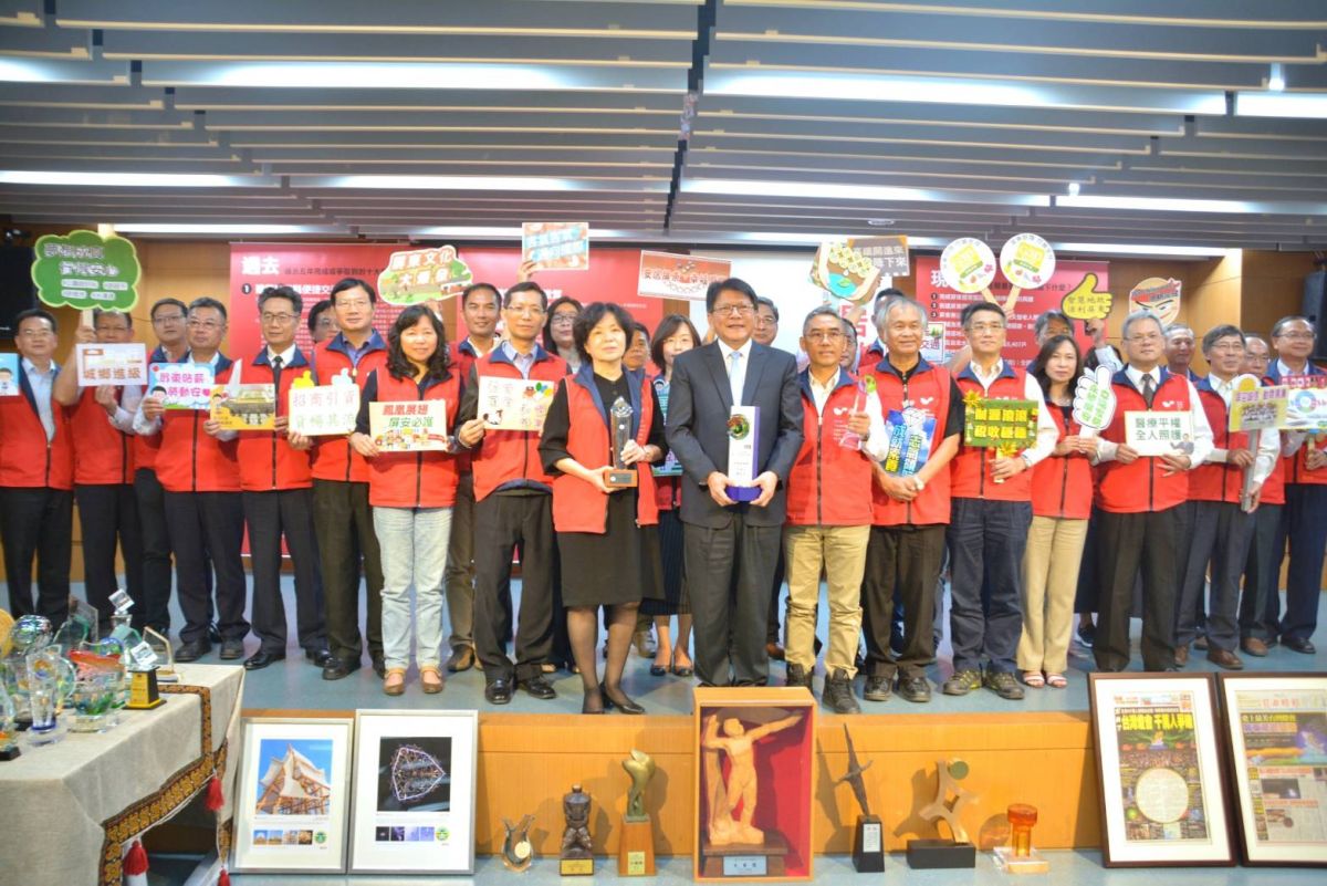 ▲屏東縣長潘孟安率縣府團隊報告5年來完成的十大建設。（圖／屏東縣政府提供）