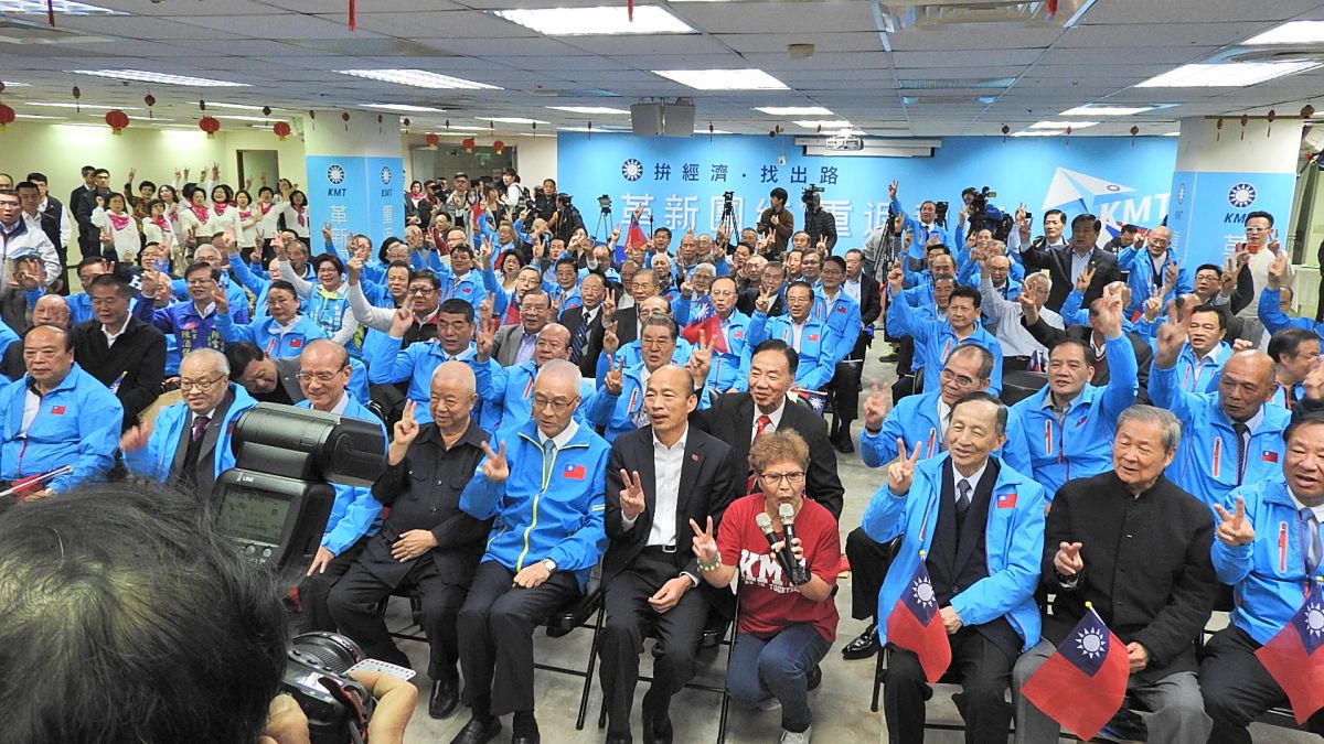 國民黨總統候選人韓國瑜、吳敦義主席，和支持韓國瑜競選全國顧問團總團成員比出勝利手勢合影。( 圖 / 記者陳弘志攝 )