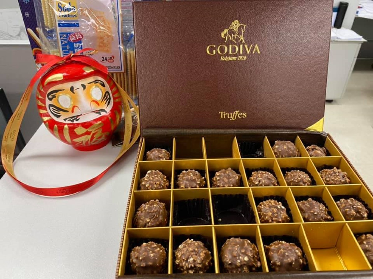 ▲男子調皮把金莎填進 Godiva 空盒，同事們的反應卻讓他傻眼了。（圖／翻攝自 Tai Po 大埔 臉書）