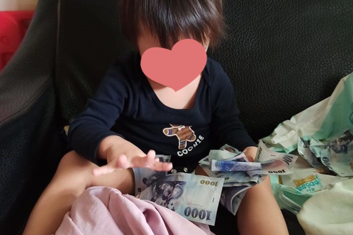 ▲兒子找到爸爸出資的「聖誕禮物」，讓媽咪相當開心。（圖／翻攝自爆廢公社）