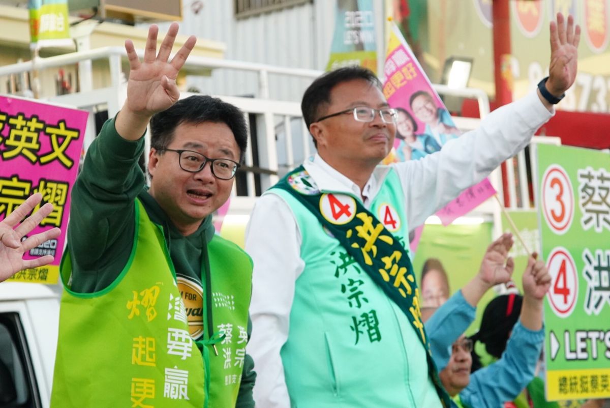 ▲民進黨祕書長羅文嘉陪同彰化縣立委第三選區立委候選人洪宗在街頭上為洪宗熠拉票。（圖／記者陳雅芳攝，2019.12.25）