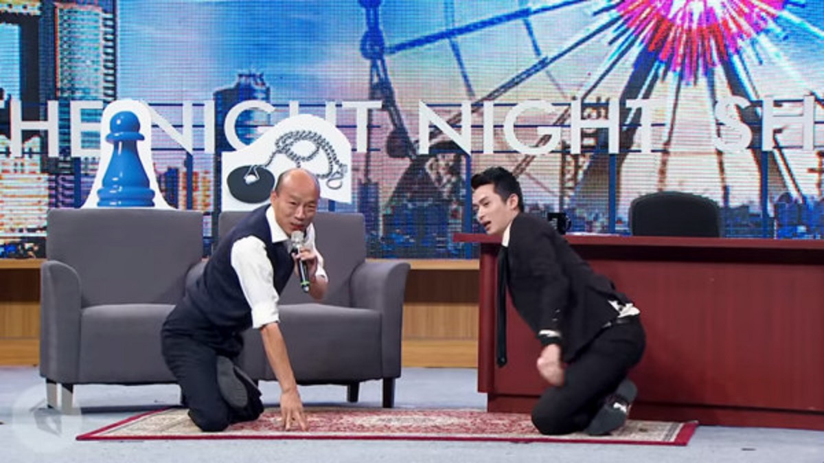 ▲韓國瑜親自透露為何在節目上用膝蓋走路的主因。（圖／翻攝《博恩夜夜秀》）