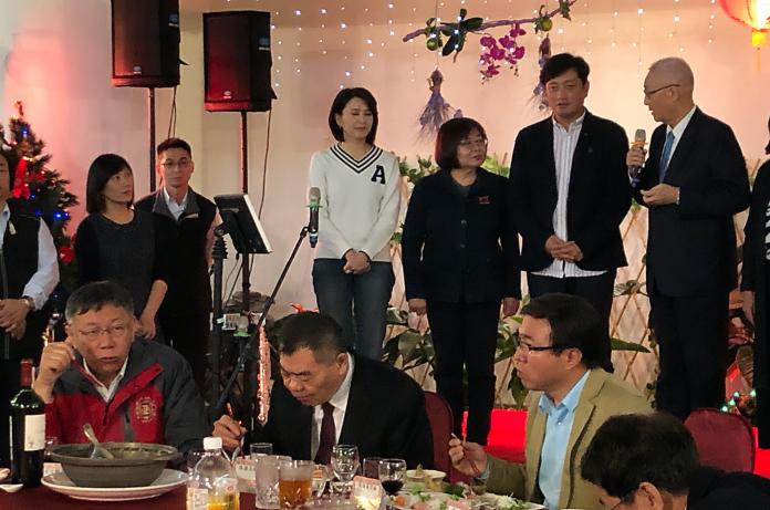 台北市長柯文哲與國民黨主席吳敦義，意外在北市議會50週年餐會上同框。