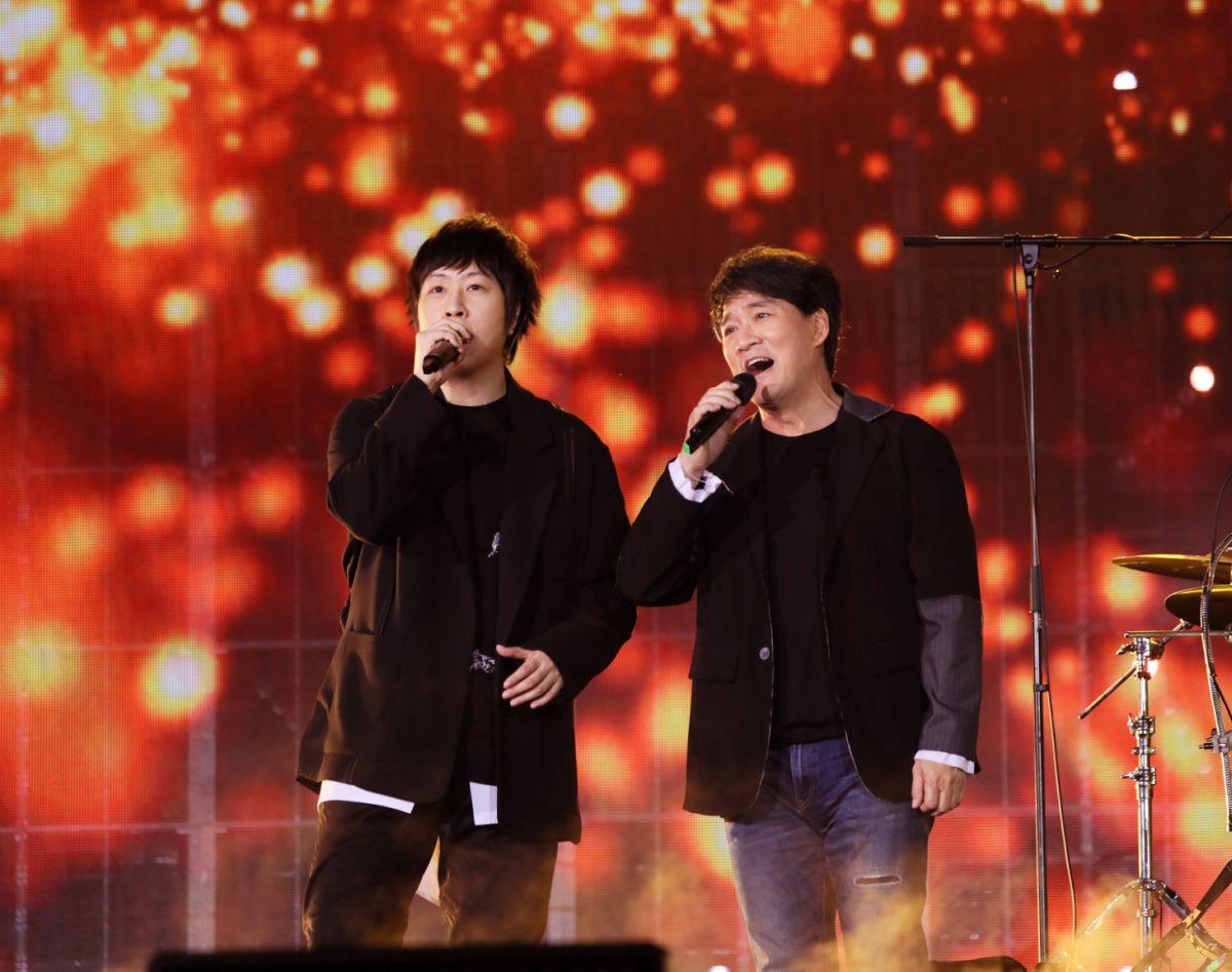 ▲五月天「Mayday Just Rock It!!!“藍 BLUE”」演唱會第4場嘉賓是周華健。（圖／相信音樂提供, 2019.12.25）
